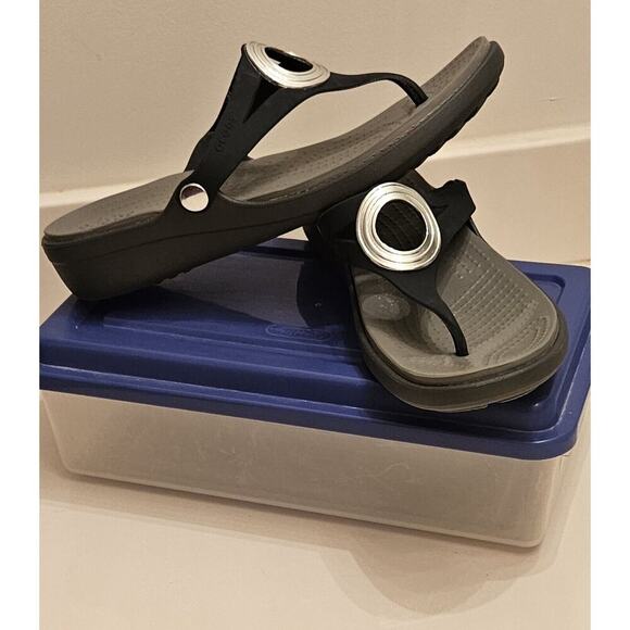 Crocs Sanrah 203342 Navy Blue w/ Silver Circle Wedge Slip on Thong Sandals Women - Picture 1 of 11